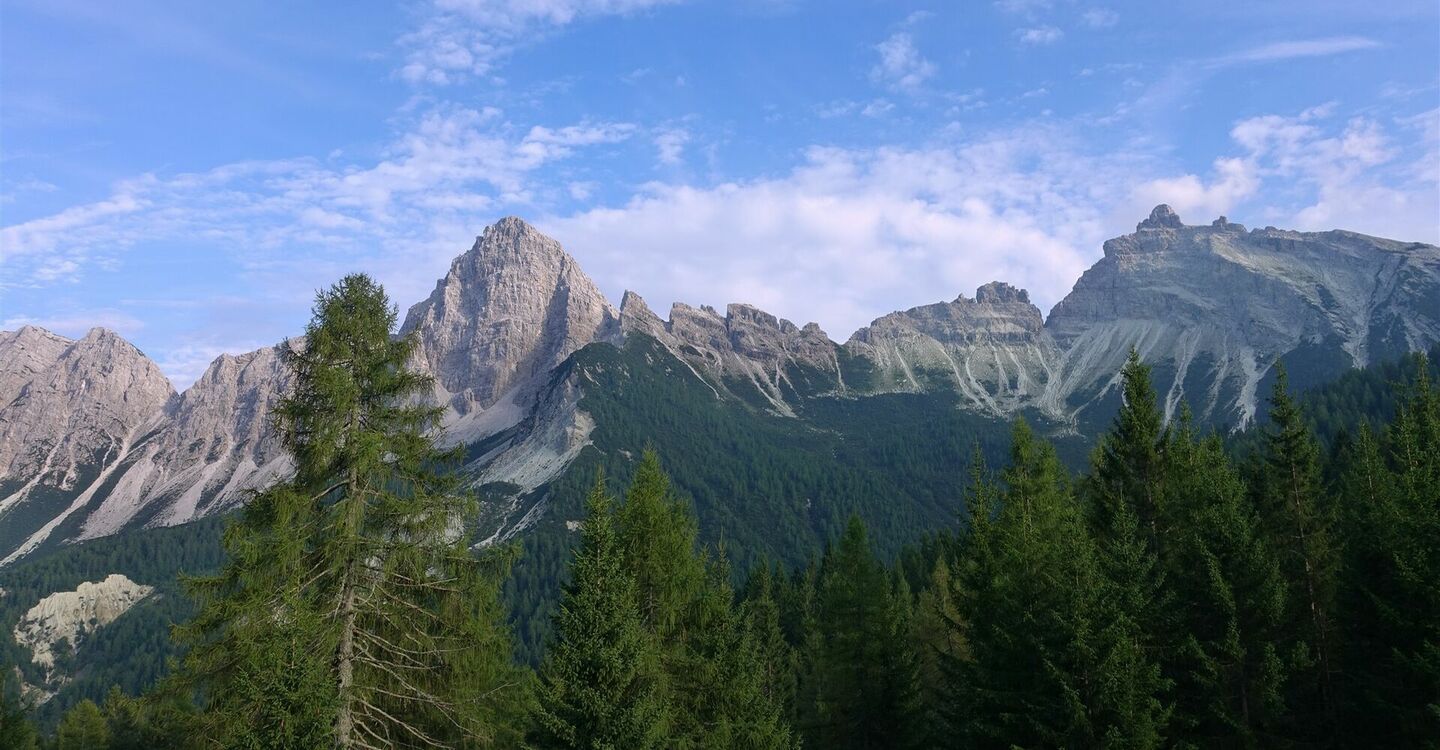 WKB3 1066 5 Die Gipfel des 2425 m hohen Sfornioi Di Mezzo und 243 m hohen Sasslolungo di Cibiana.