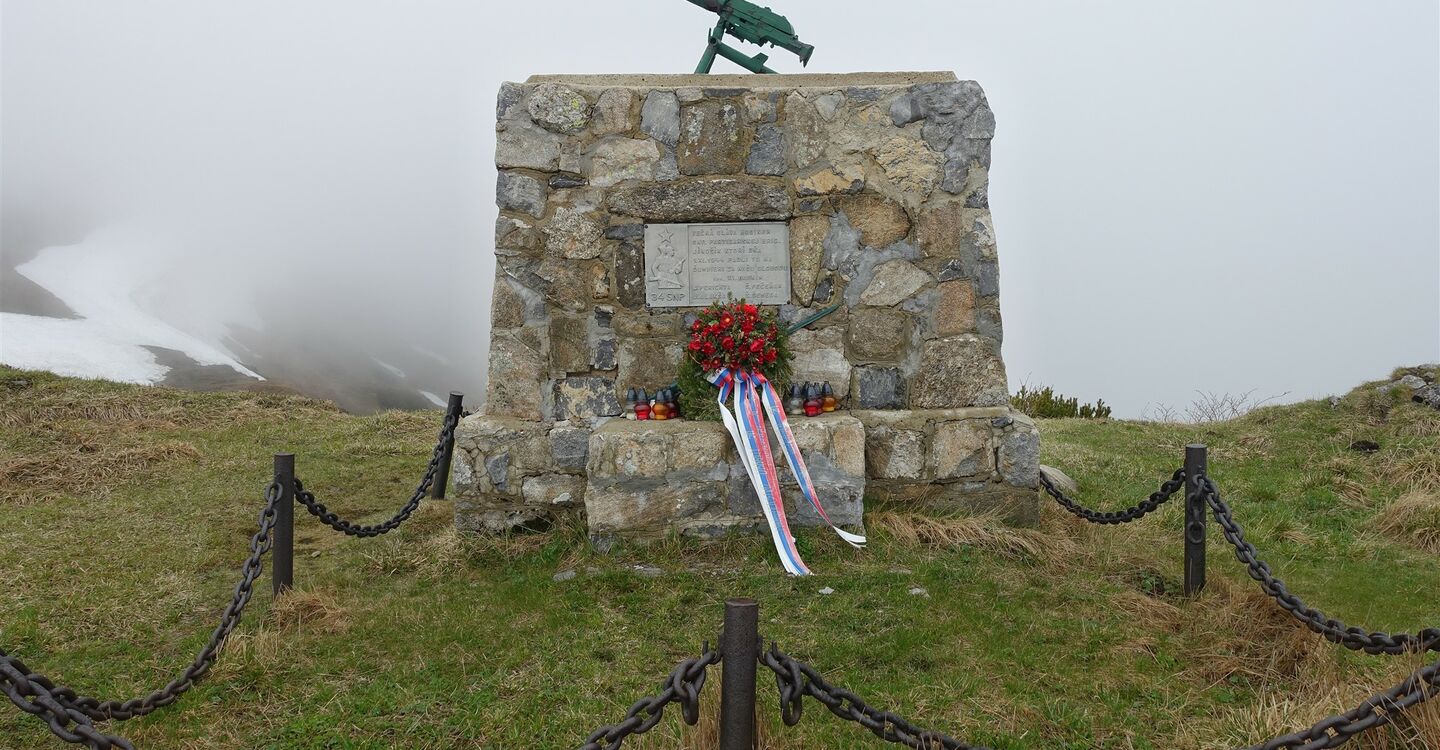 WTA 1022 5 Neben der Chata generála Milana Rastislava Štefánika (1740 m) befindet sich ein SNP Denkmal