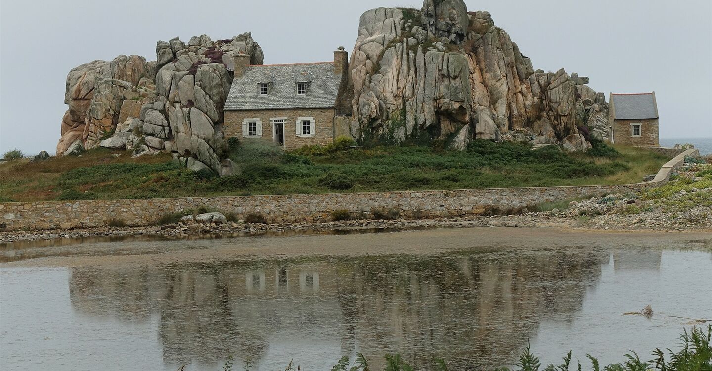 WB 1044 1 La Maison Entre Deux Rochers
