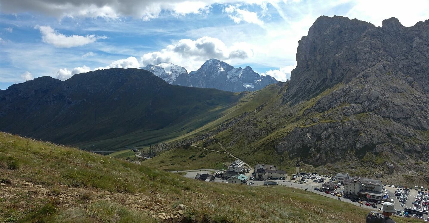 WKB2 1037 1 Das Pordoijoch an einem Sonntag und Sommertag.