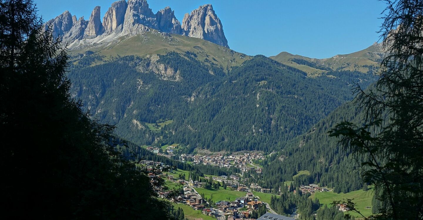WKB2 1038 3 Die Orte Alba di Canazei und Canazei vor der Kulisse des Langkofel sund Plattkofels.