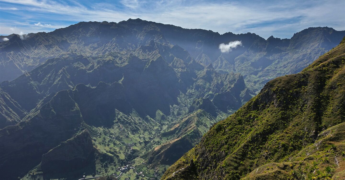 WKB 1023 4 Tiefblick in das das weite Rund des sattgrünen Figueiral de Paúl Tals